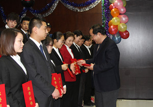 1931_總經理為優秀員工發資金.jpg