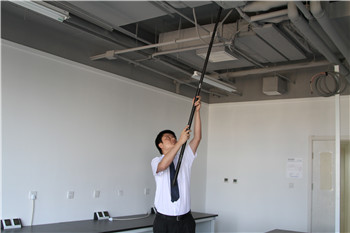 1_1中控員石笏在C座5層505室內利用煙槍制告煙感報警.jpg