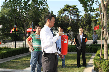 6_講解員對滅火器使用方法進行講解.jpg